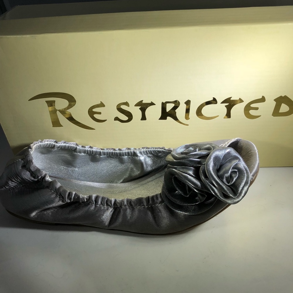 Women’s Restricted satin shoe